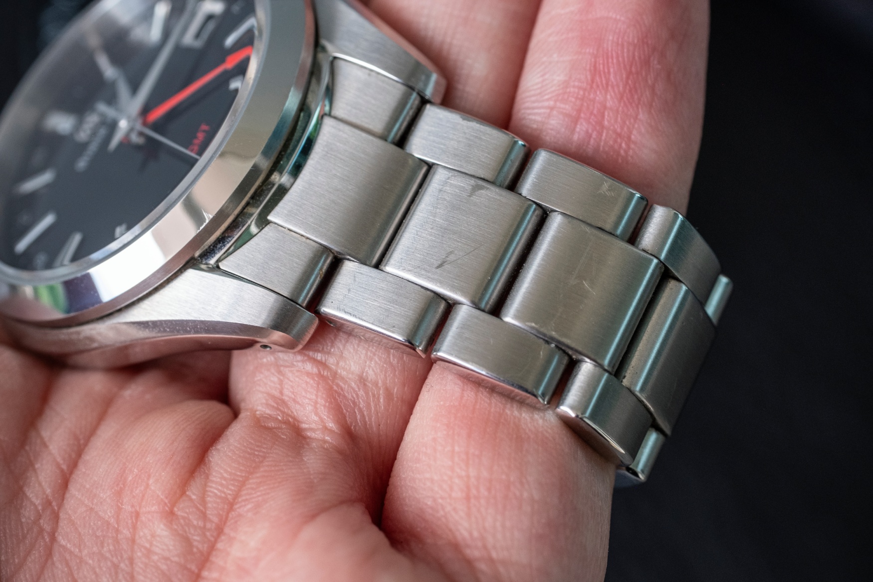 grand seiko quartz gmt sbgn013 bracelet scratches