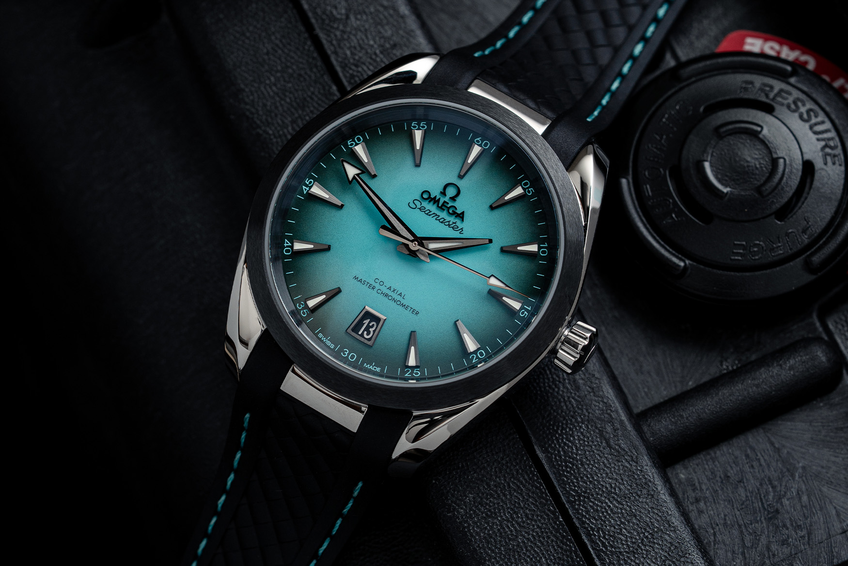 omega aqua terra turqouise 41mm case shot