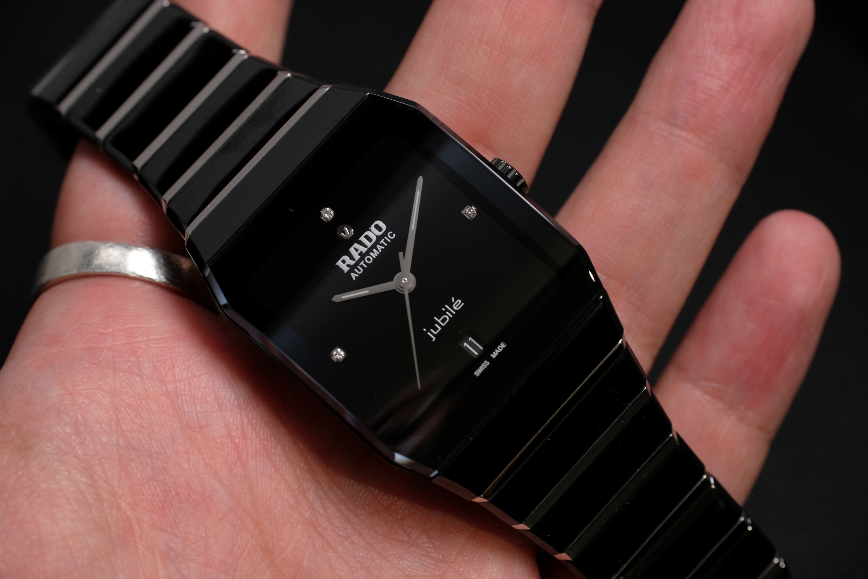 rado anatom in hand